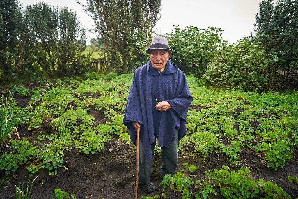 José Manuel tiene 98 años y sigue cultivando su huerta. Puedes ver su historia aquí : https://www.unmundoenbicicleta.com/manuel/